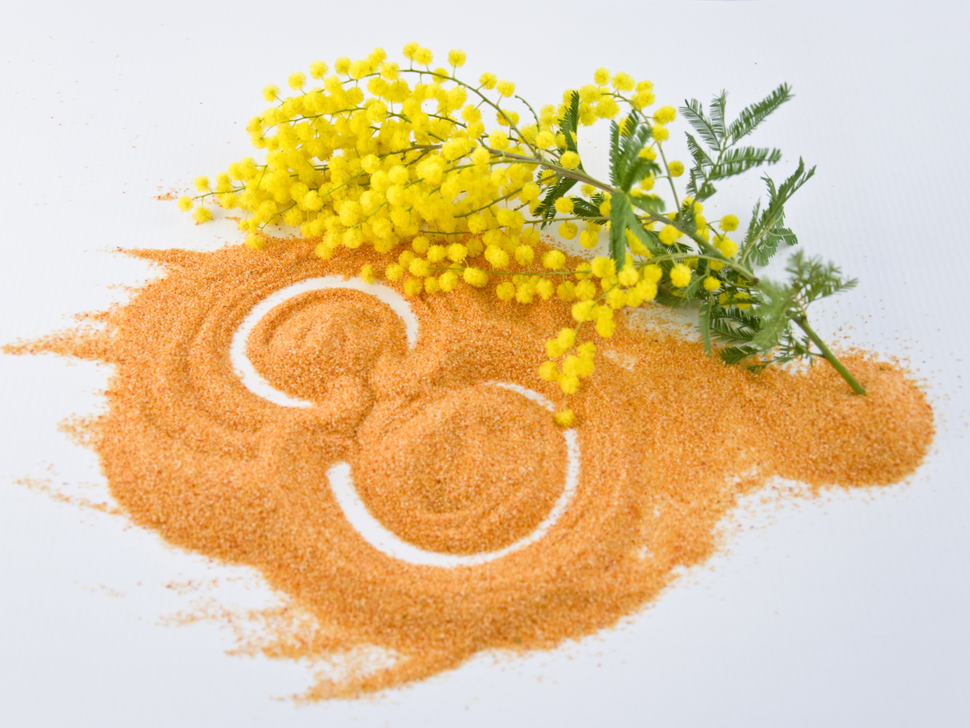 Цифра 8 на песке с веткой мимозы на Международный женский день 8 марта