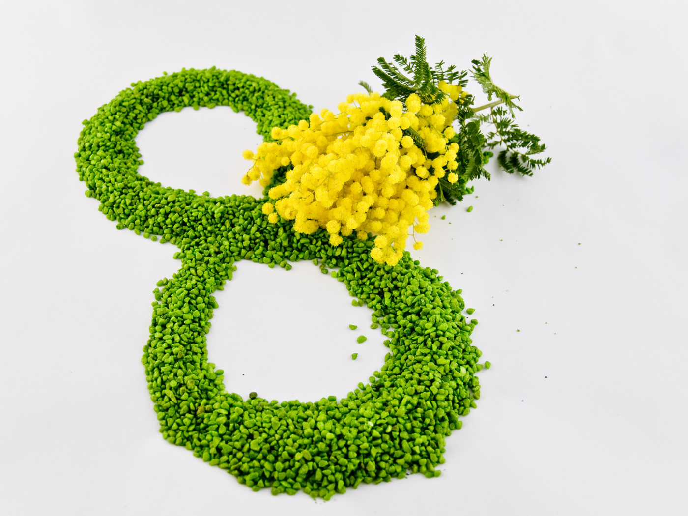 8 марта и ветка мимозы на сером фоне