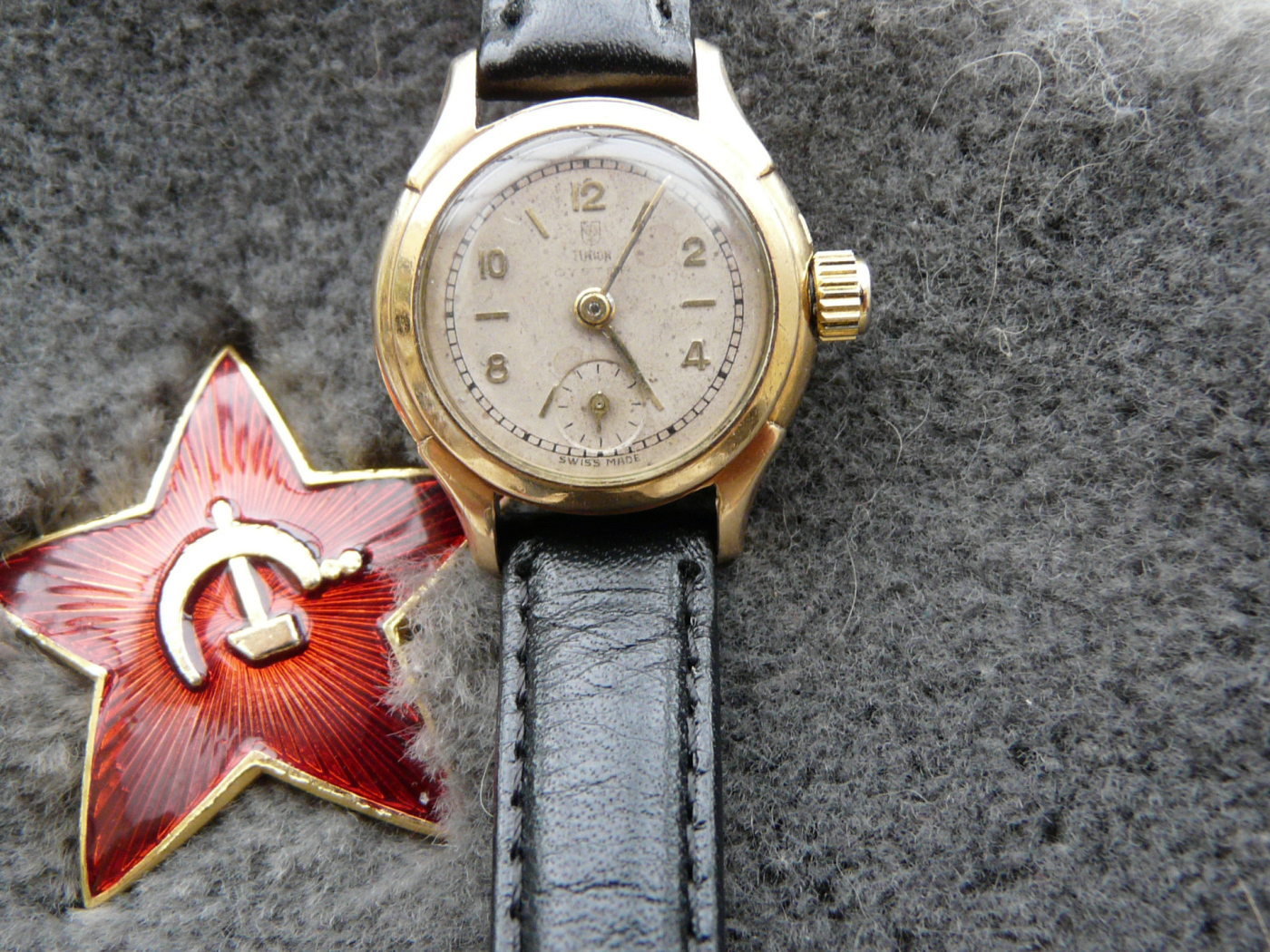 Наградные часы и красная звезда на день Победы 9 мая