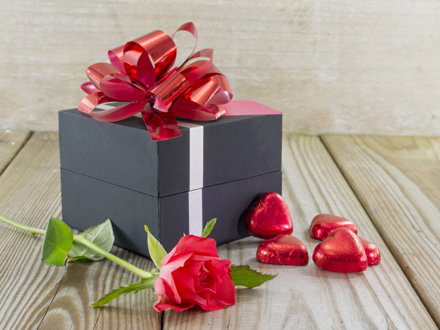 Большой подарок с бантом, роза и конфеты в форме сердца на 14 февраля 