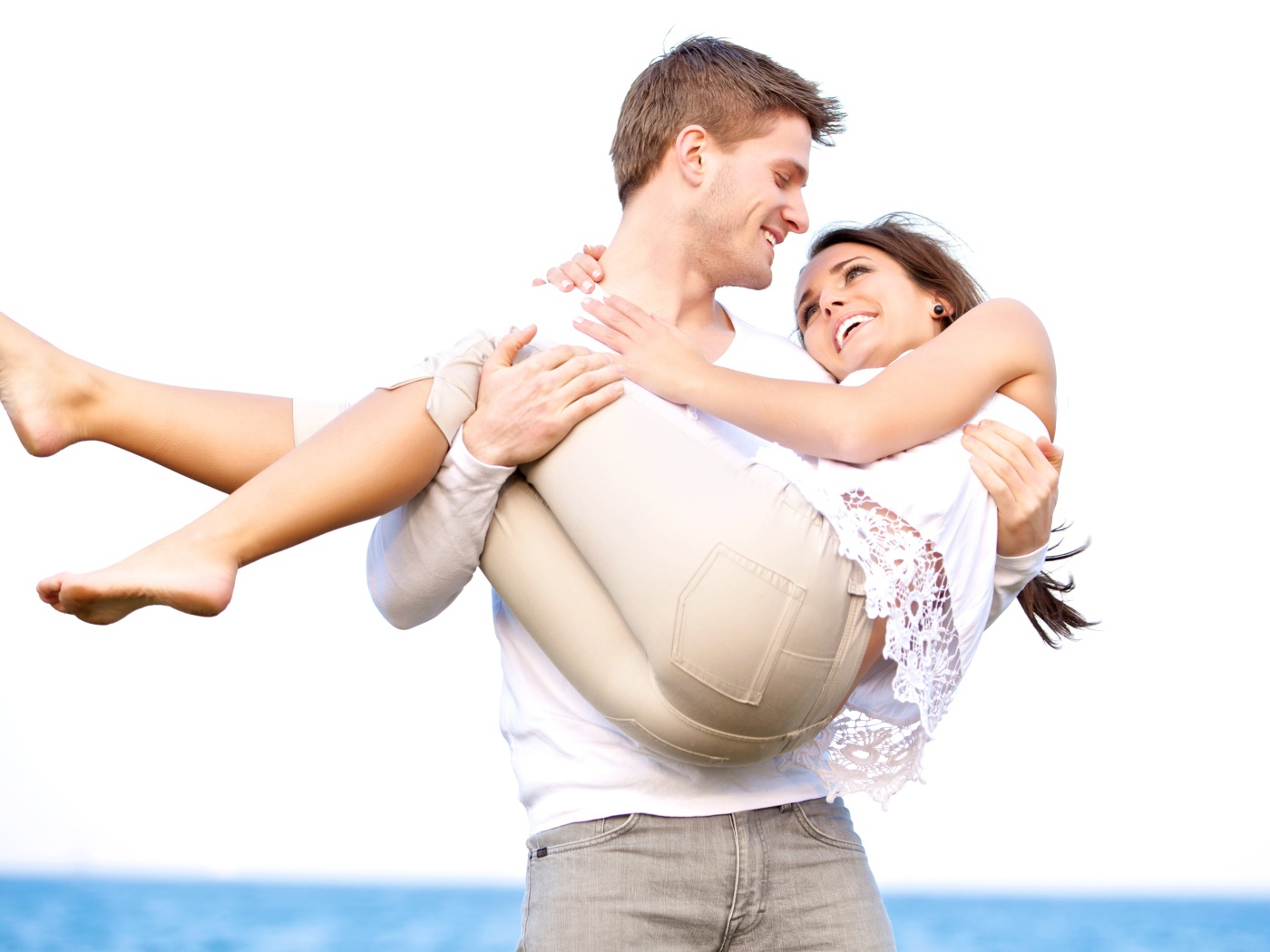 Влюбленный парень держит девушку на руках