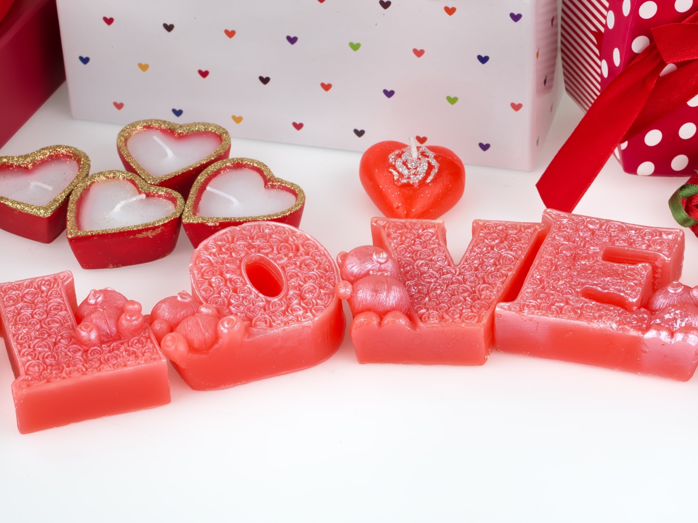Декоративные свечи в форме сердца и буквы LOVE