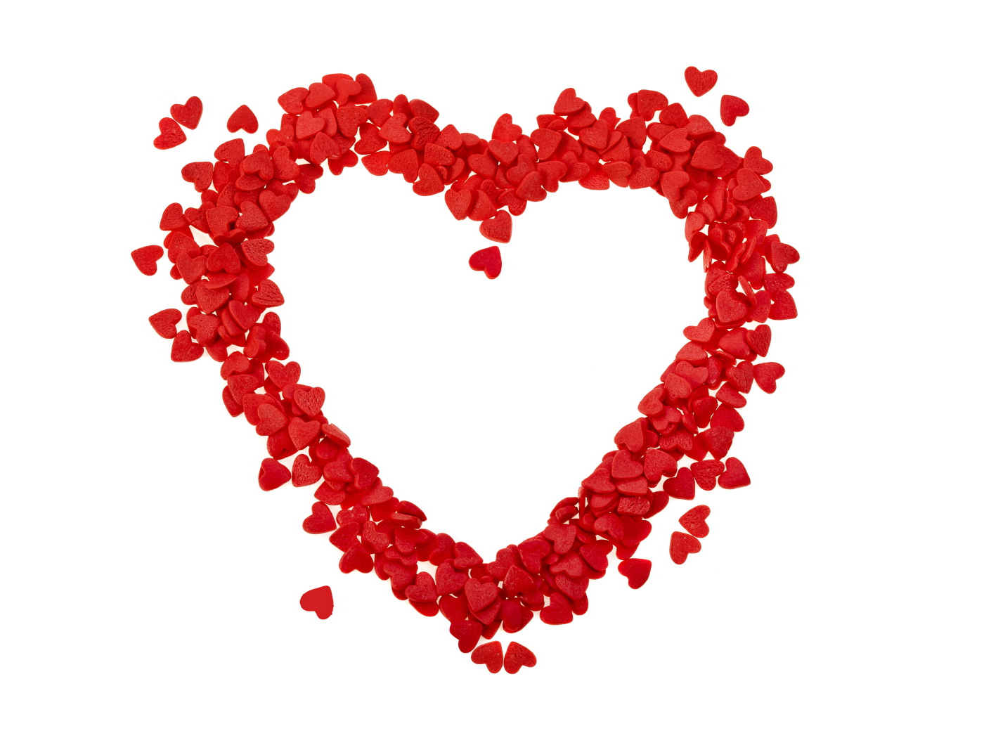 Сердце из маленьких красных сердечек на белом фоне