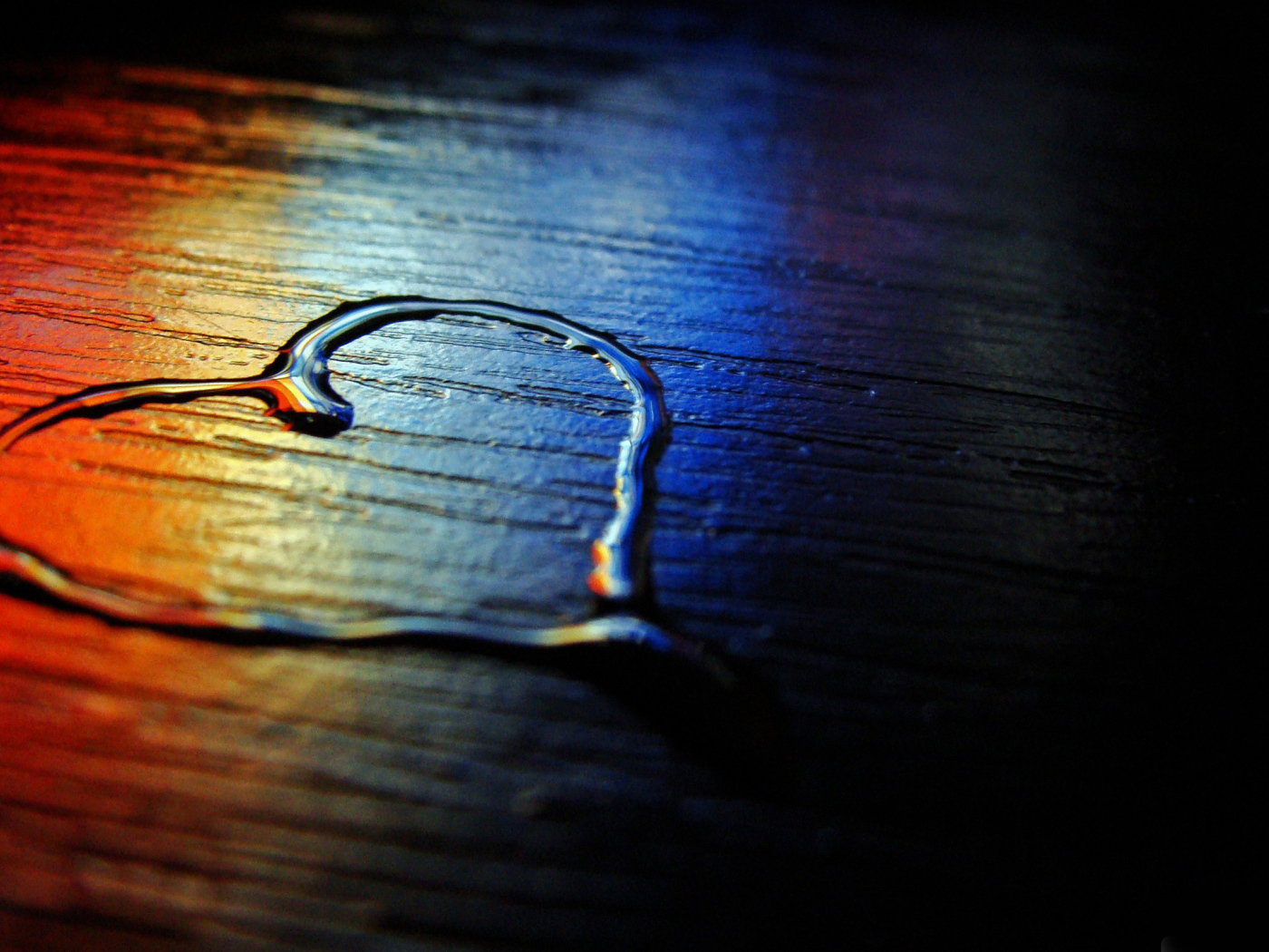 Сердце из воды на деревянной поверхности