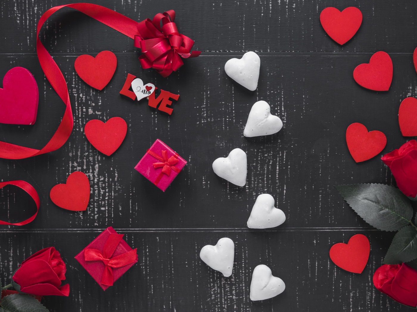 Сердечки с розами и красным бантом на сером фоне