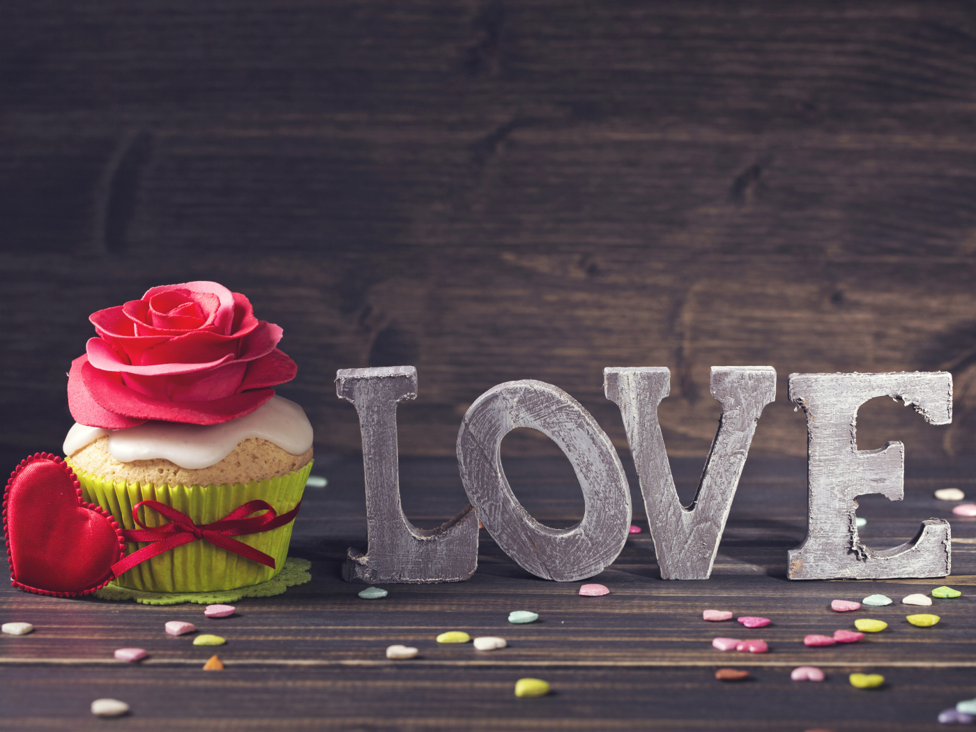 Надпись Любовь с красивым кексом с красным сердцем