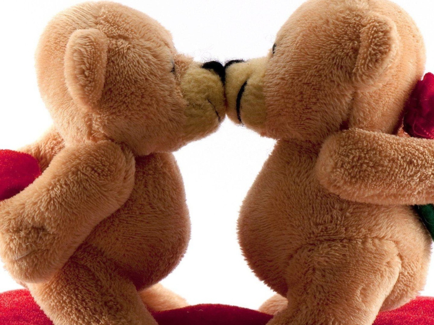 Поцелуй влюбленных игрушечных медведей