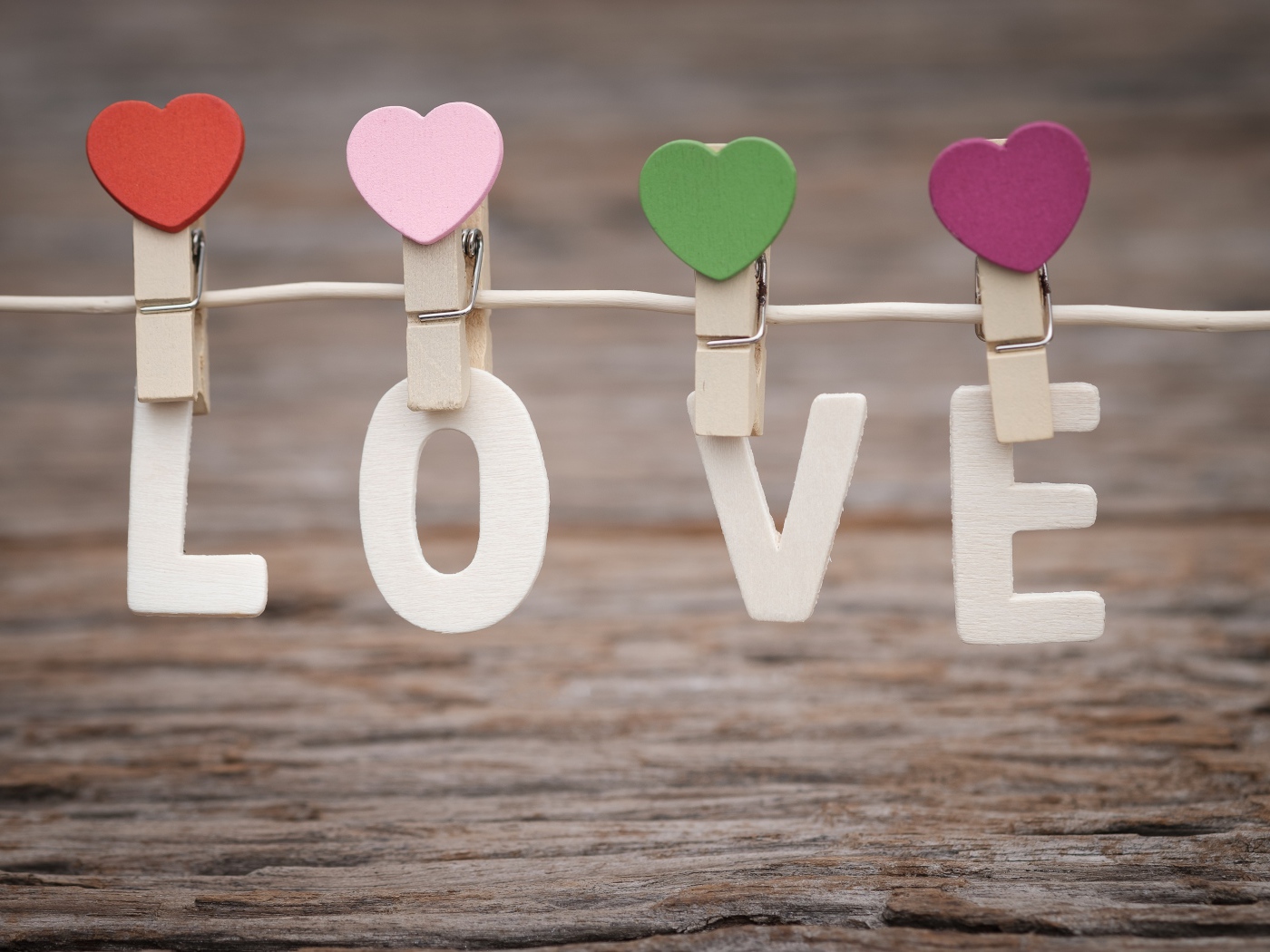 Буквы LOVE на прищепках на веревке