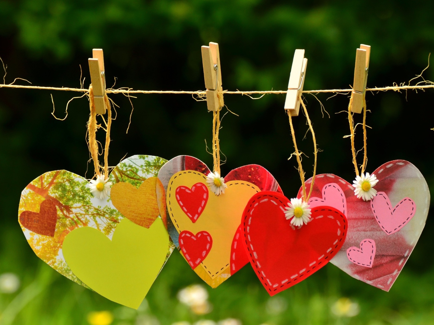 Бумажные сердечки висят на веревке на прищепках
