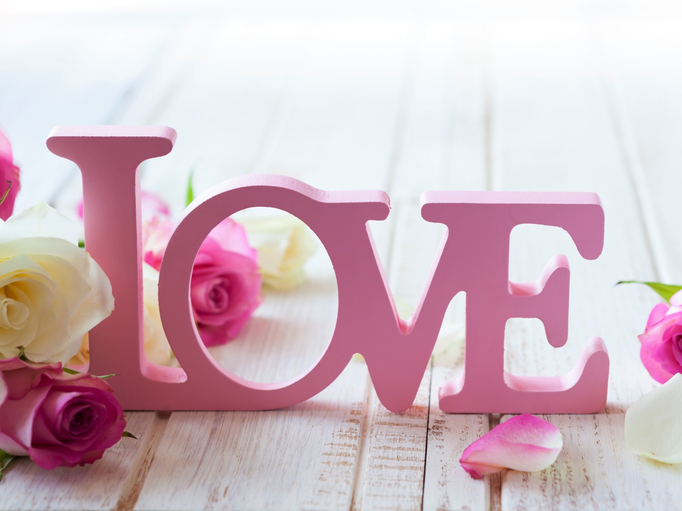 Розовая надпись любовь с нежными белыми и розовыми розами