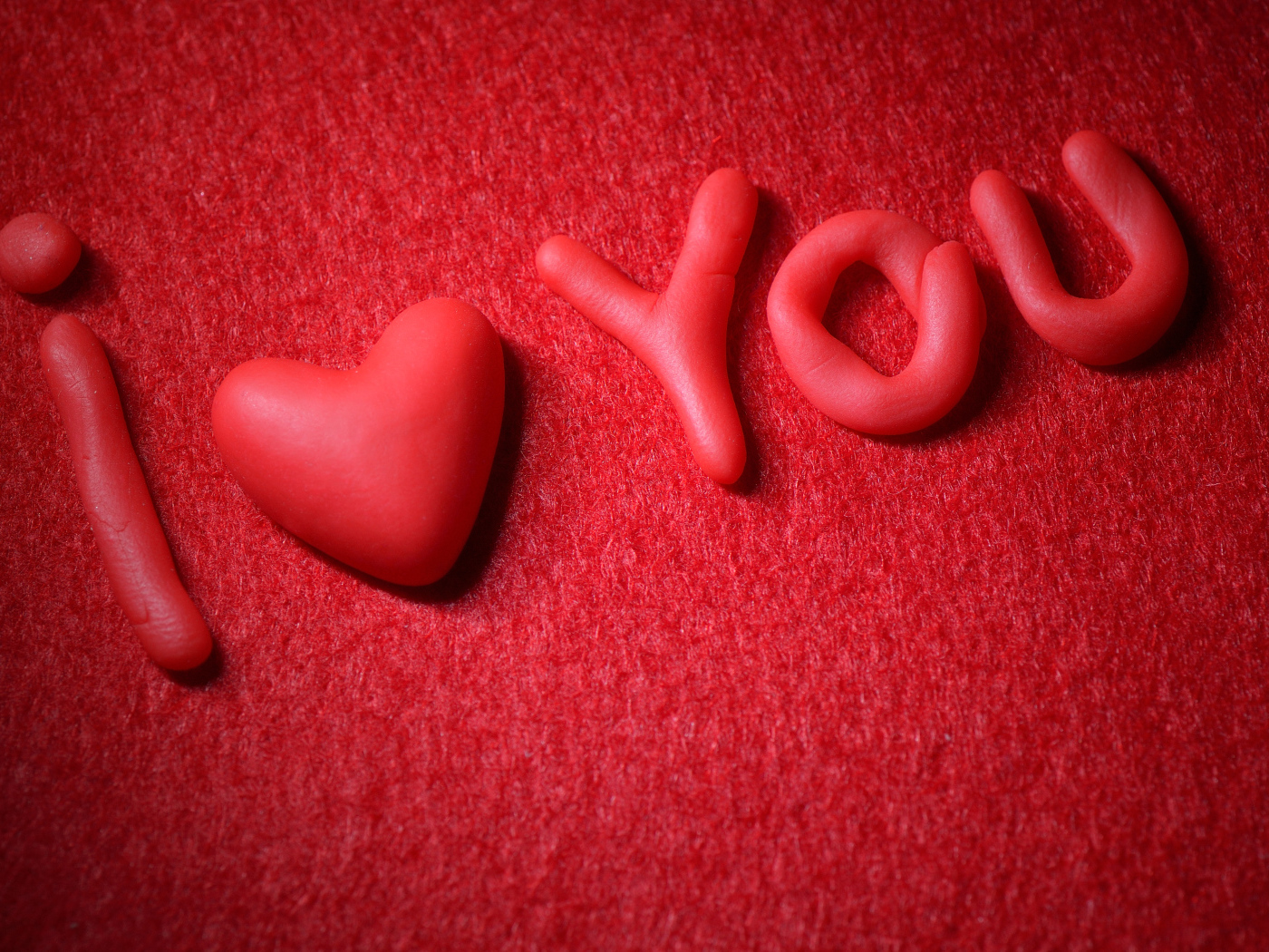 Пластилиновая надпись на красном фоне 