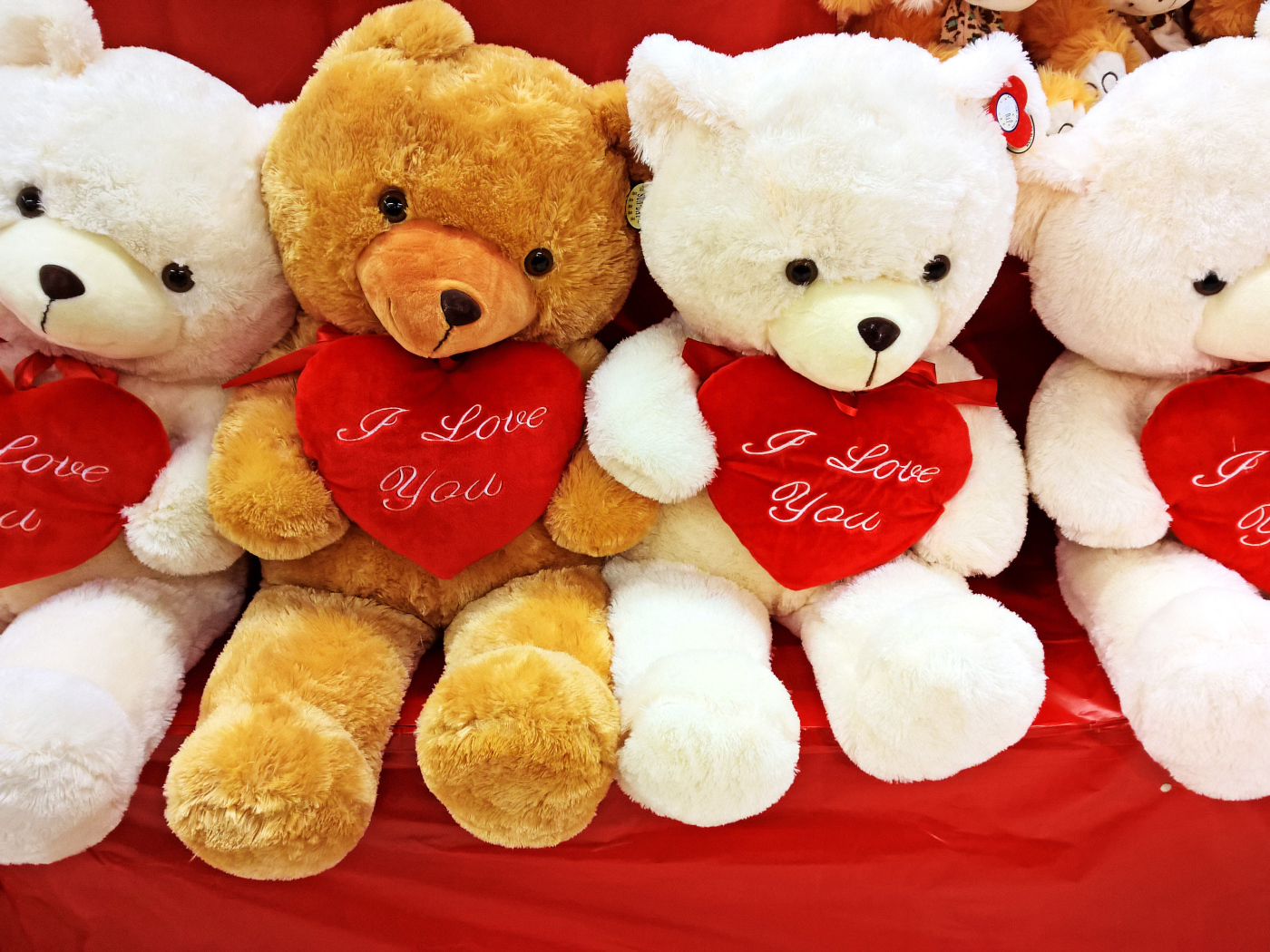 Плюшевые игрушечные мишки с сердечками
