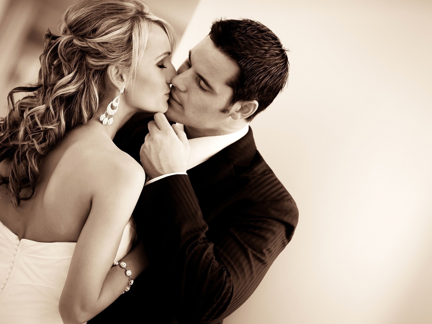 Романтический поцелуй жениха и невесты