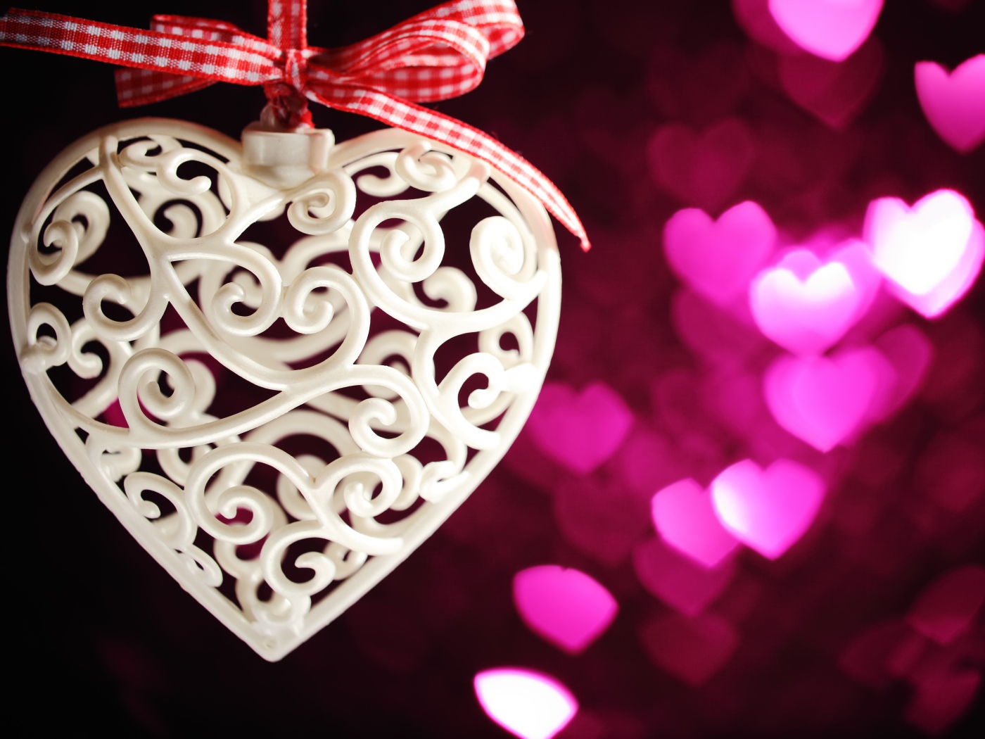 Плетеное белое сердце с бантом 