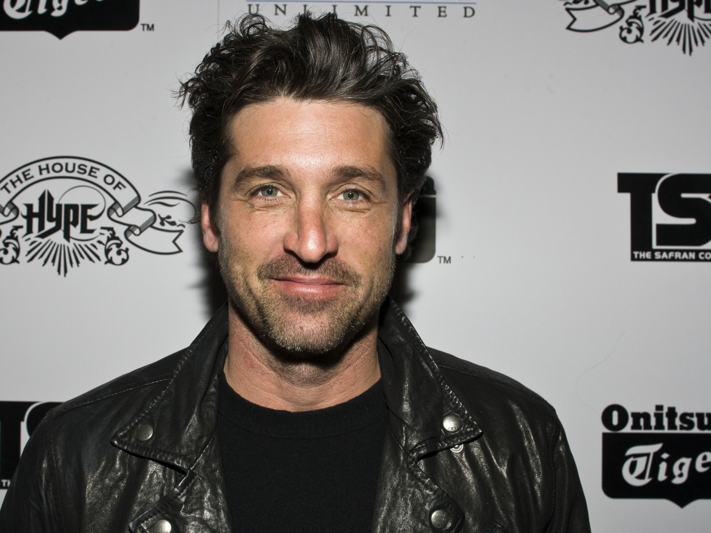 Актер Патрик Демпси в черной кожаной куртке