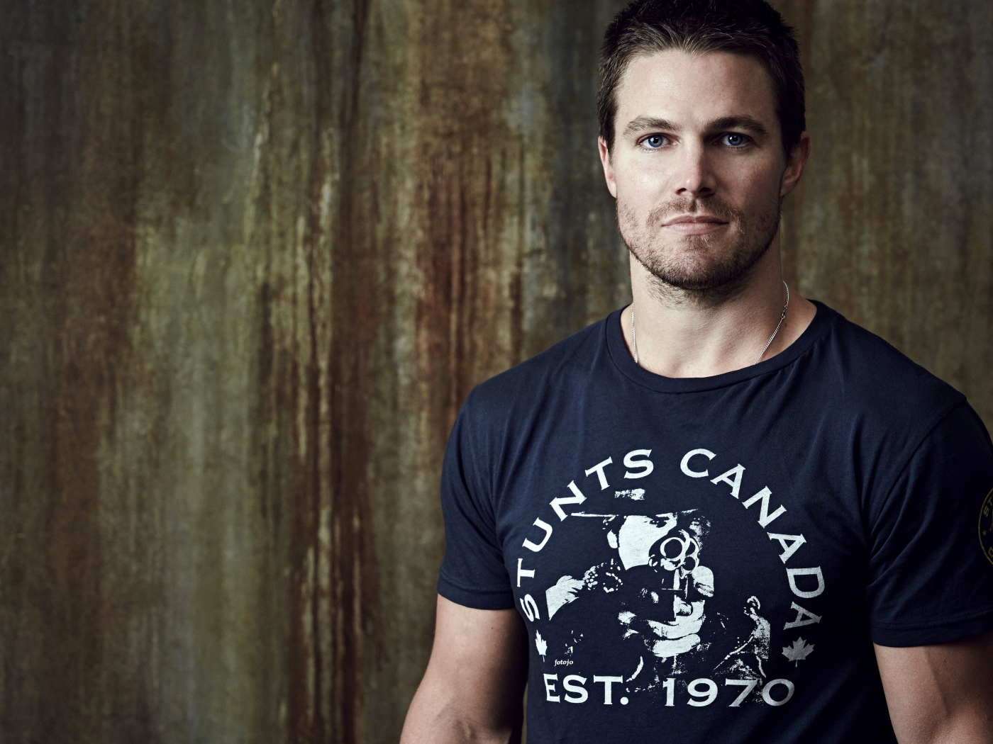 Голубоглазый мужчина актер Стивен Амелл