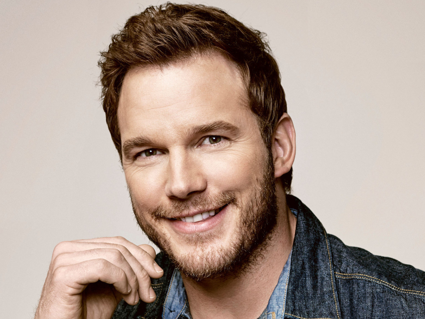 Популярный актер Крис Прэтт улыбается 