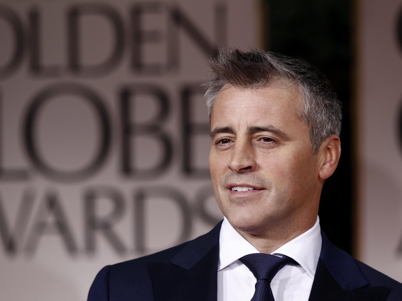 Стильный актер Мэтт Леблан в костюме