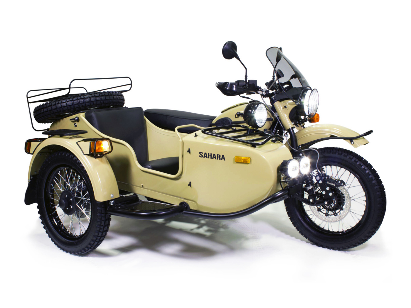 Тяжелый мотоцикл Ural Gear Up Sahara на белом фоне