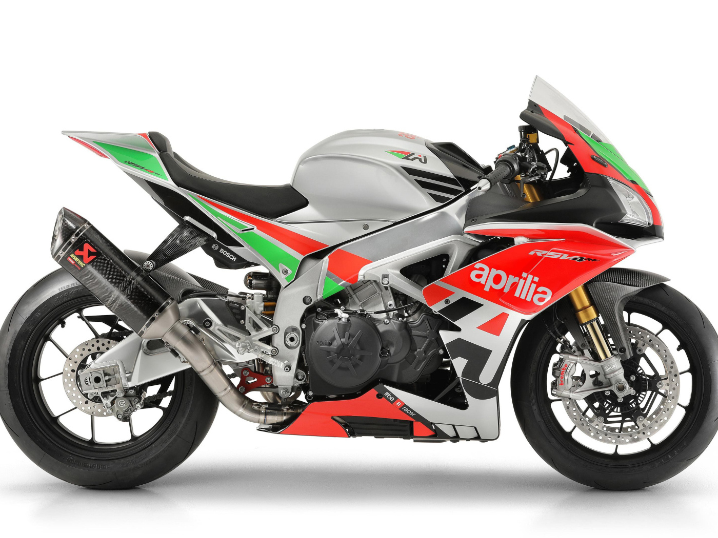 Мотоцикл Aprilia RSV4, 2018 на белом фоне