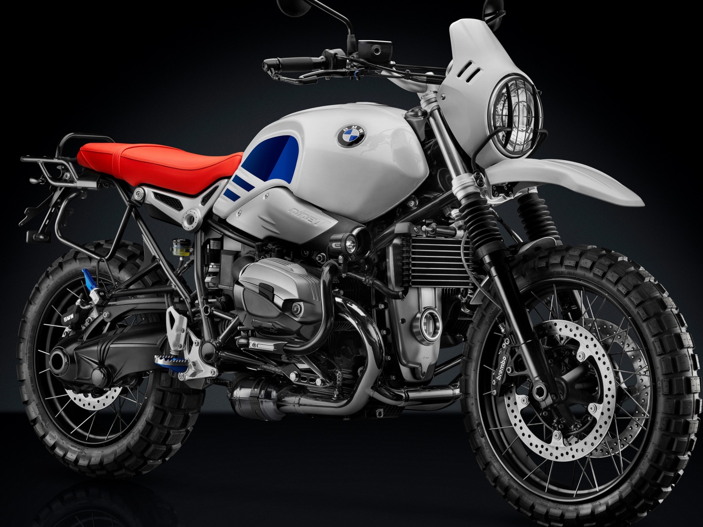 Мотоцикл BMW R nineT Urban GS, 2018 на черном фоне
