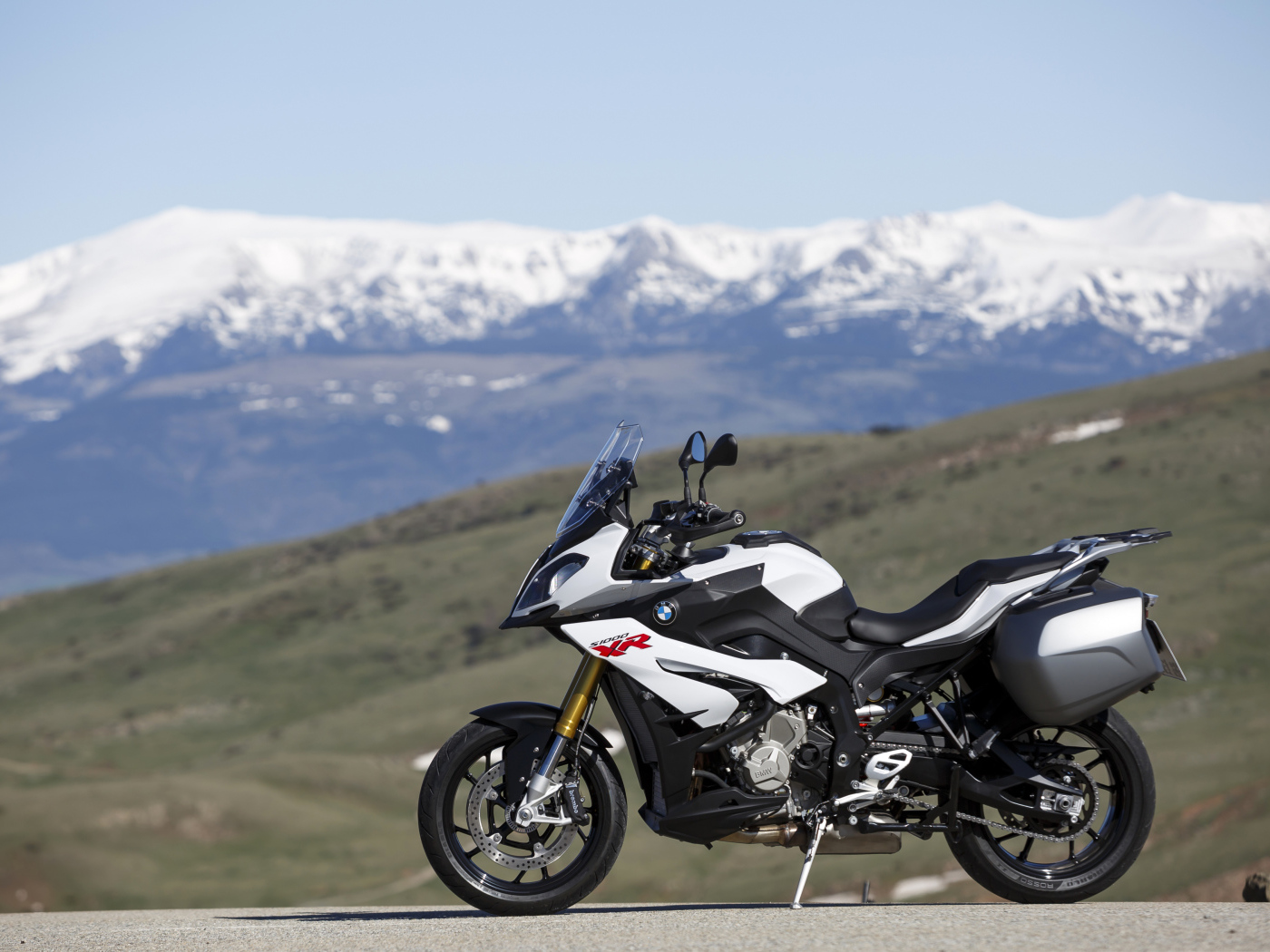 Мотоцикл BMW S1000 XR на фоне гор