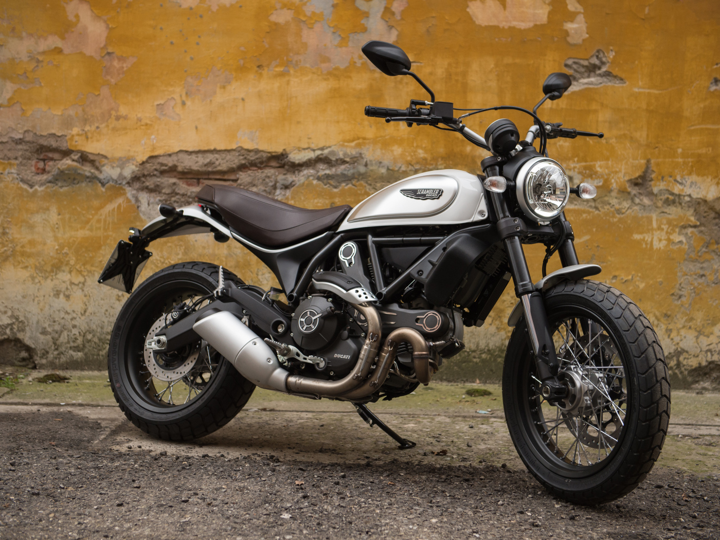 Быстрый мотоцикл Ducati Scrambler