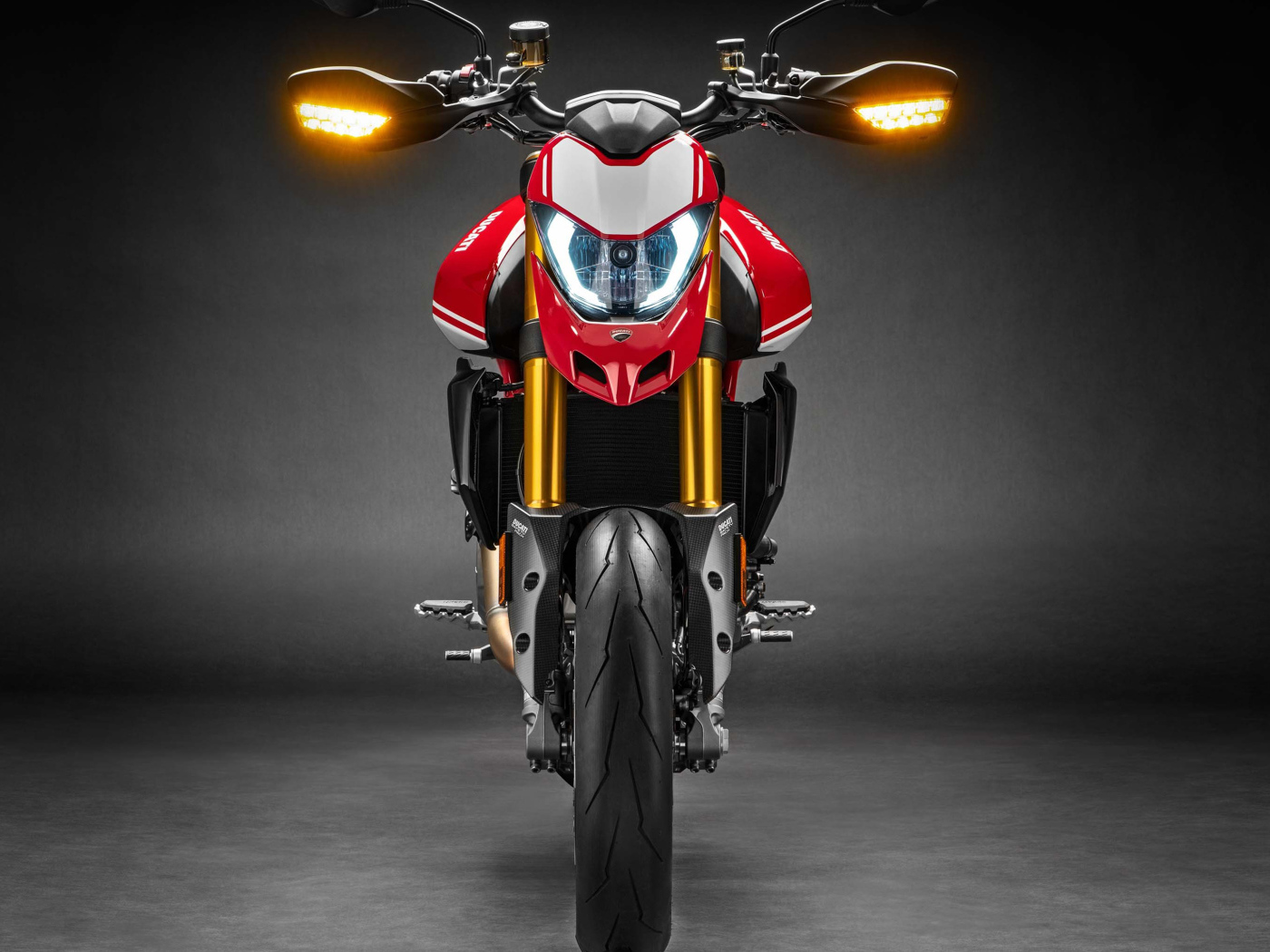 Мотоцикл Ducati Hypermotard 950 SP, 2019 года на сером фоне вид спереди
