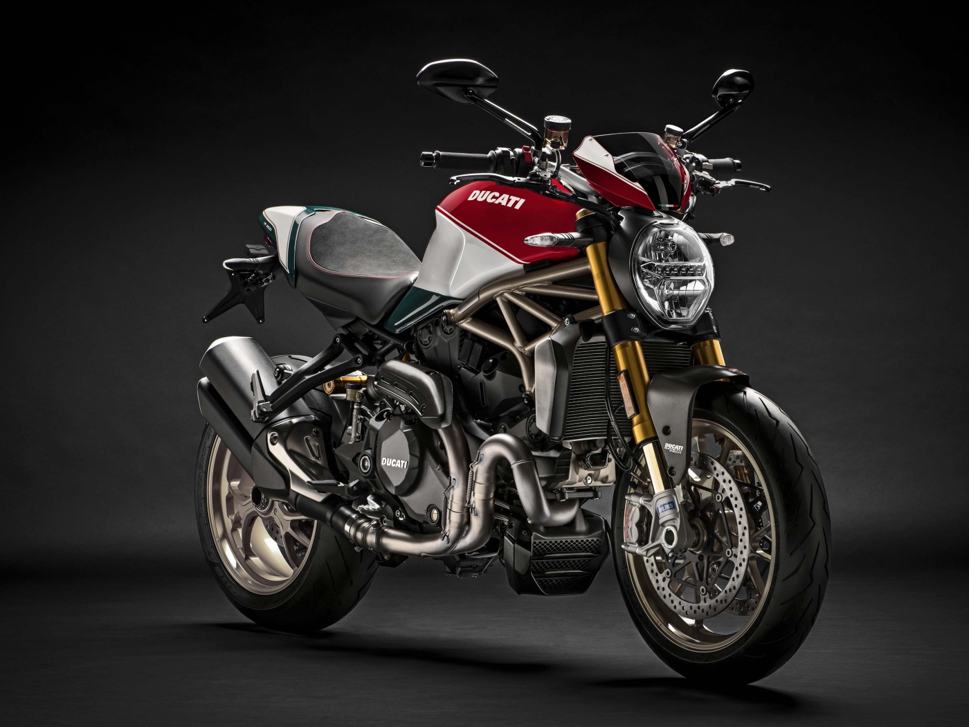 Мотоцикл Ducati Monster 1200, 2018  на сером фоне