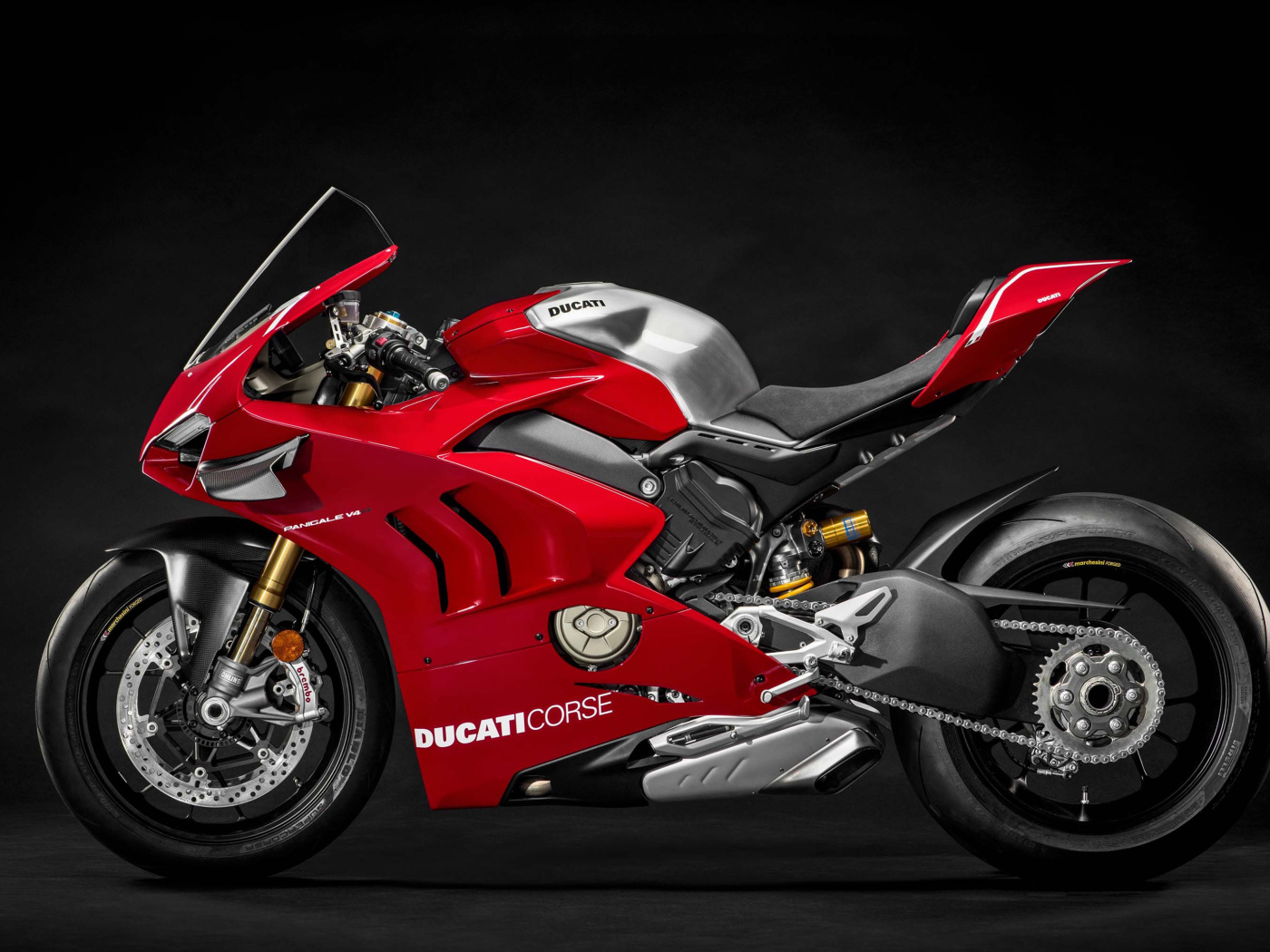 Красный мотоцикл  Ducati Panigale V4 R, 2019 года вид сбоку