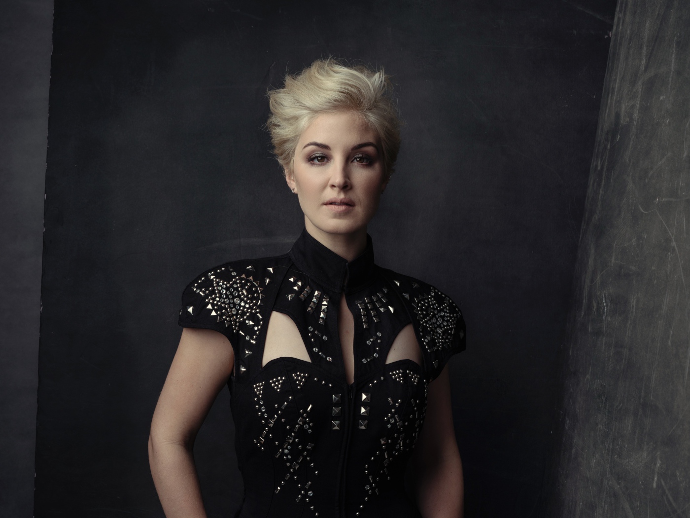 Американская кантри певица Мэгги Роуз в красивом платье 