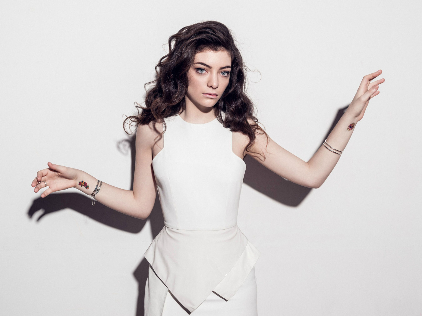 Новозеландская певица Лорд в белом платье