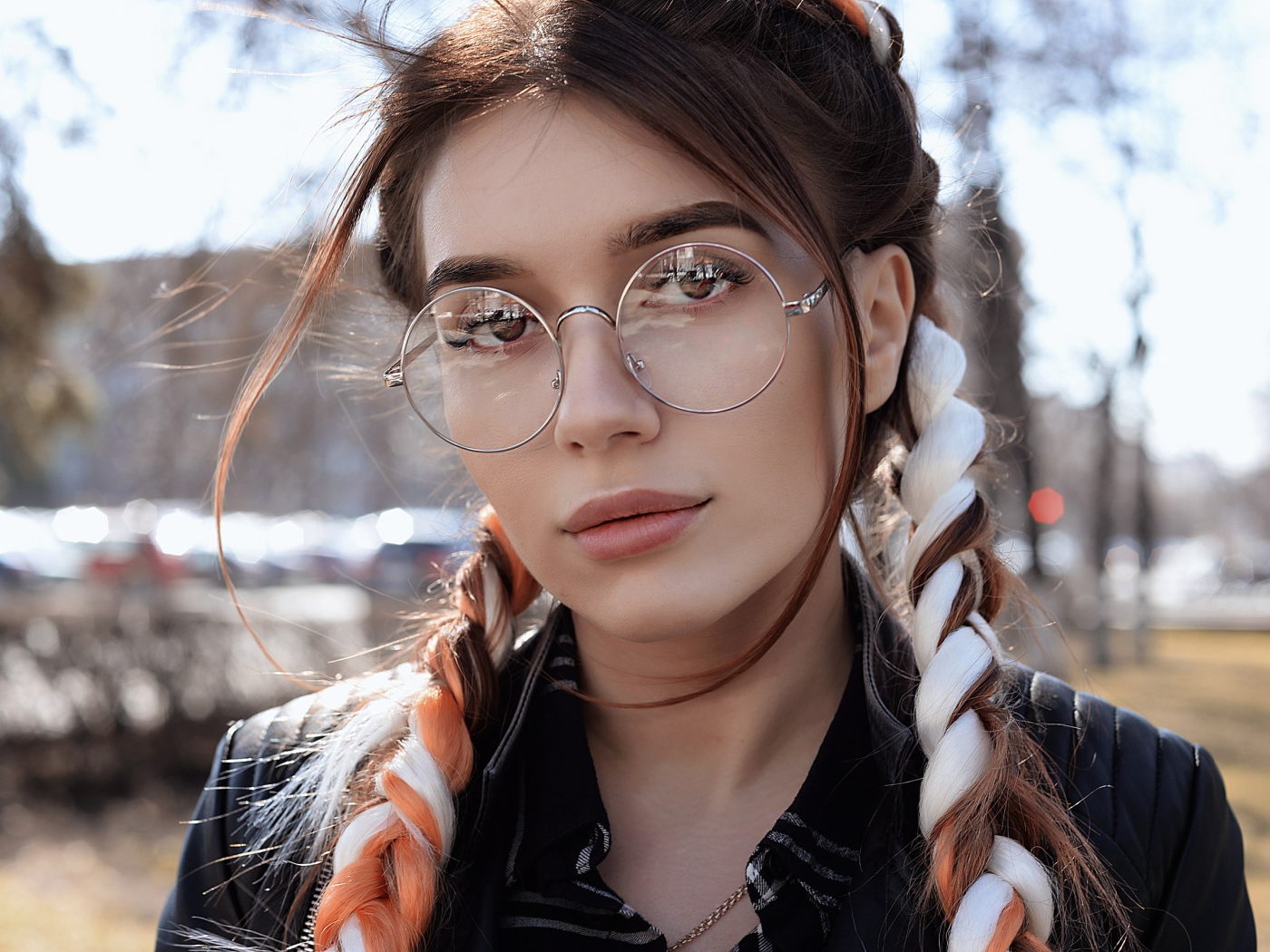 Певица Дуа Липа в очках