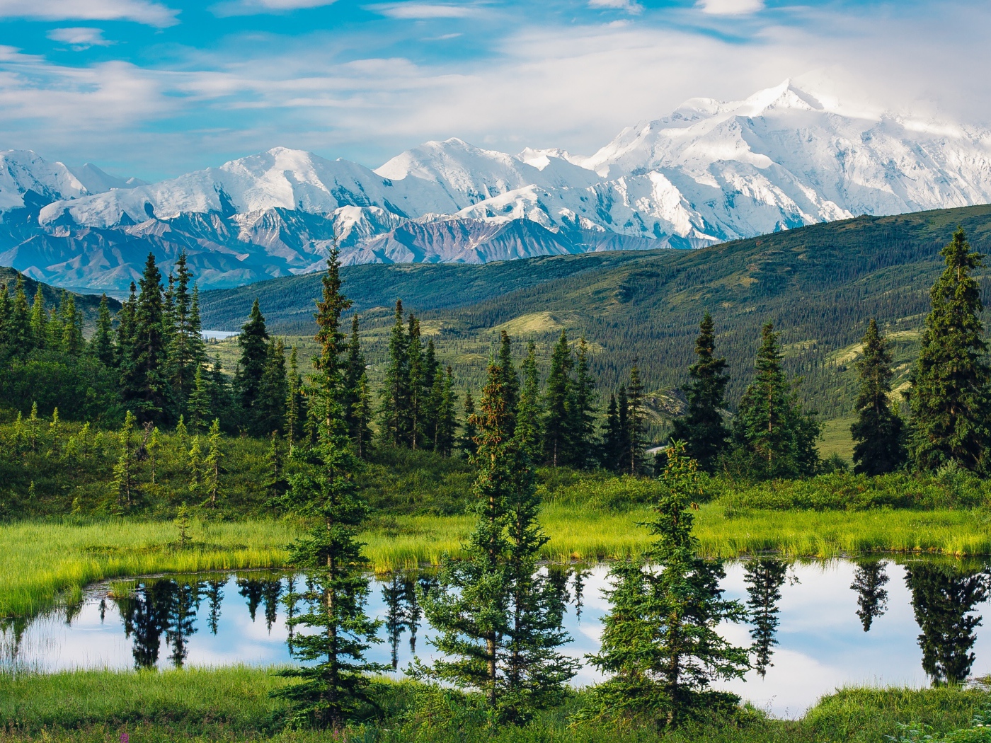 Красивый вид на горы, лес и озеро, Аляска