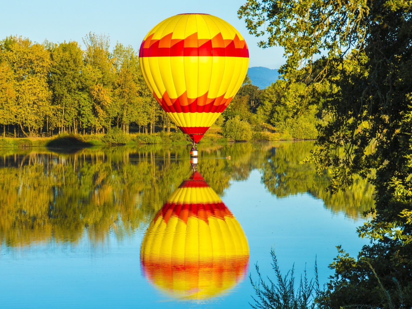 Большой воздушный шар над озером