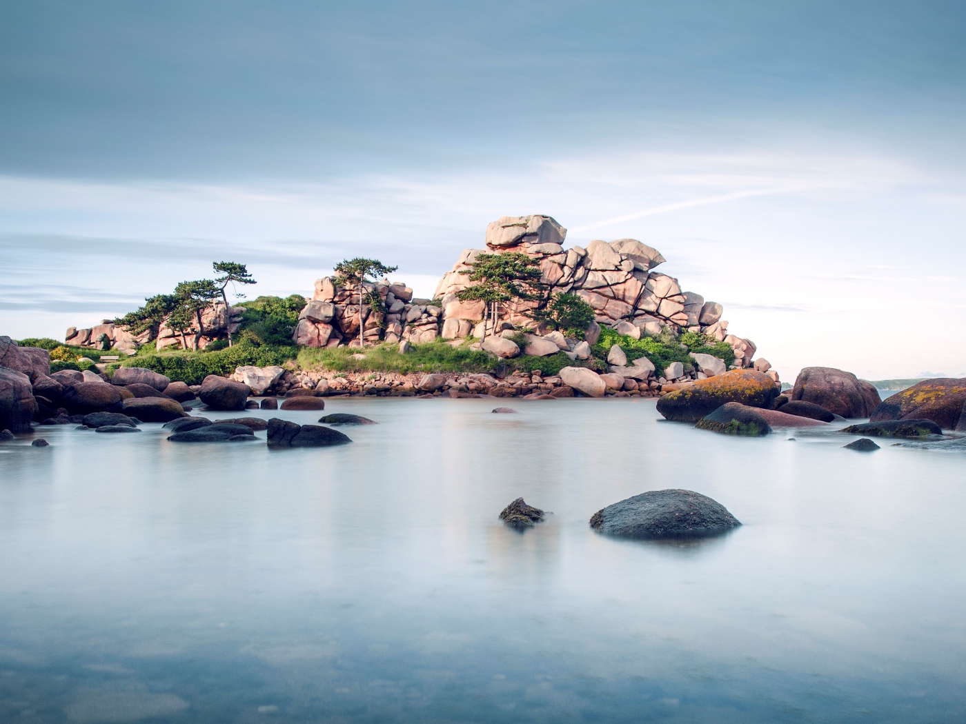 Большие камни в воде у берега