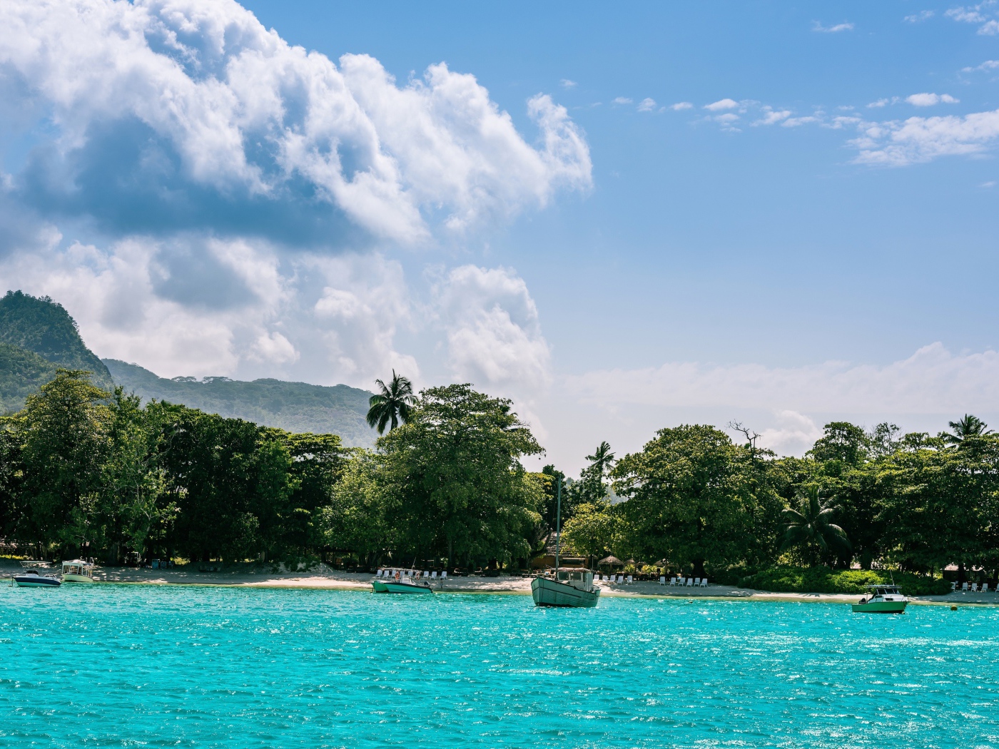 Лодки у берега острова Маэ на Сейшельских островах под красивым небом