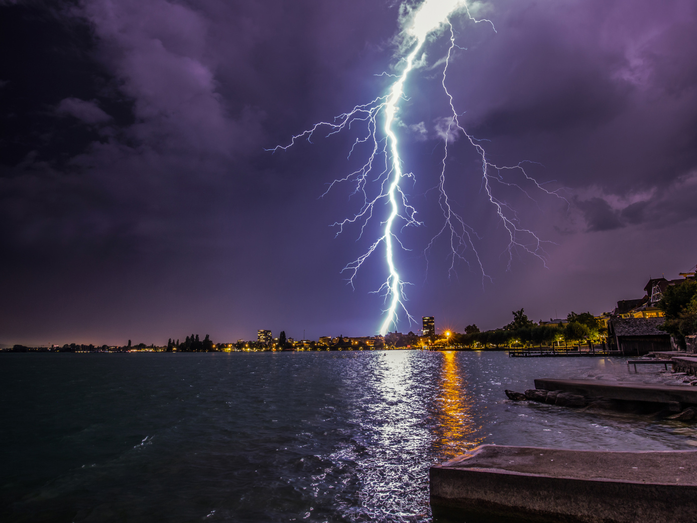 Яркая молния в небе на фоне воды