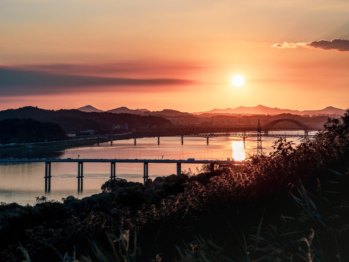 Рассвет над мостами над рекой 