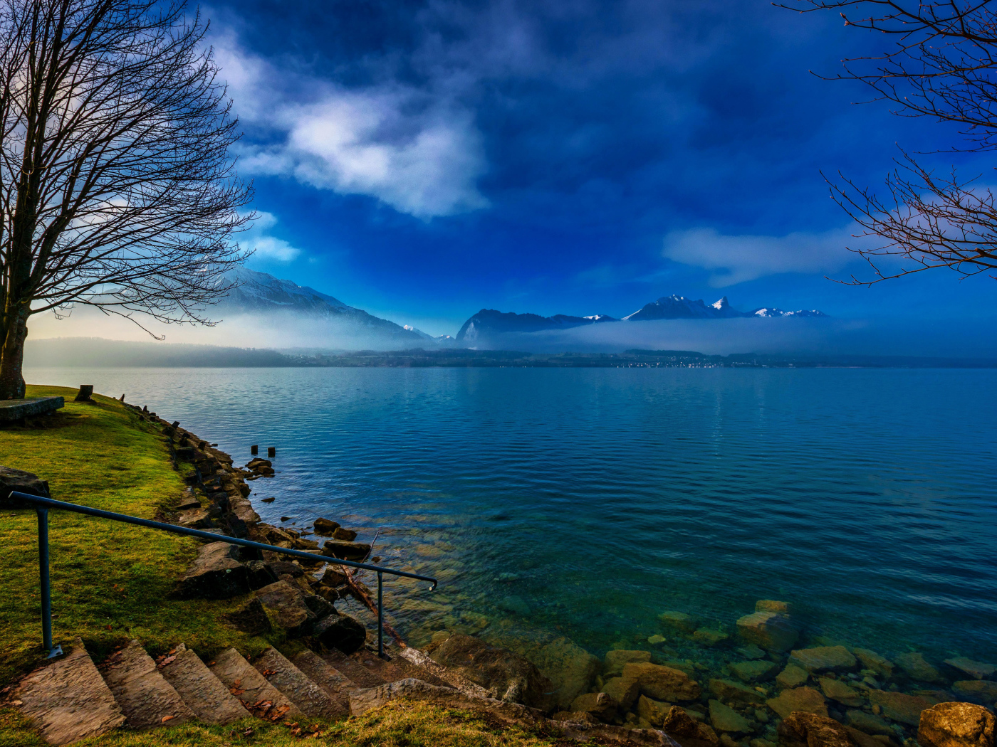 Туман над озером на фоне гор 