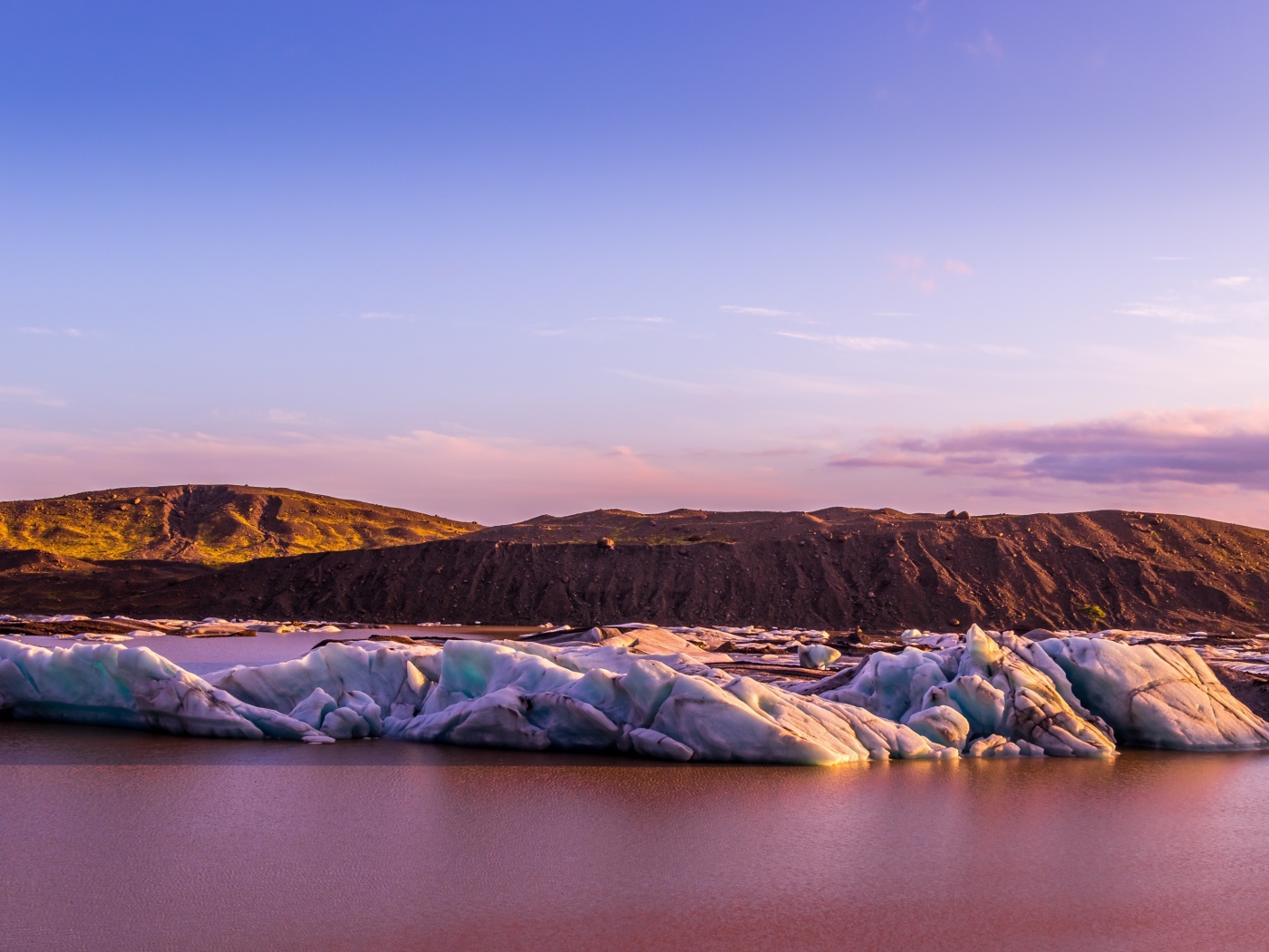 Тающие ледники под красивым сиреневым небом
