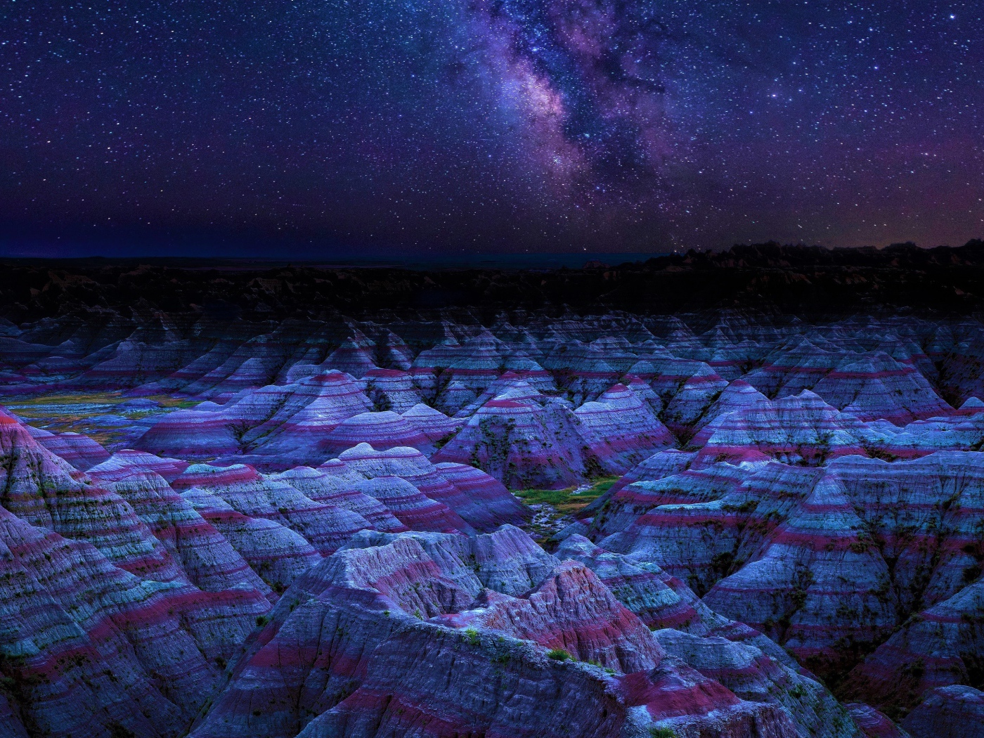 Млечный путь над скалами в национальном парке Бэдлендс, США