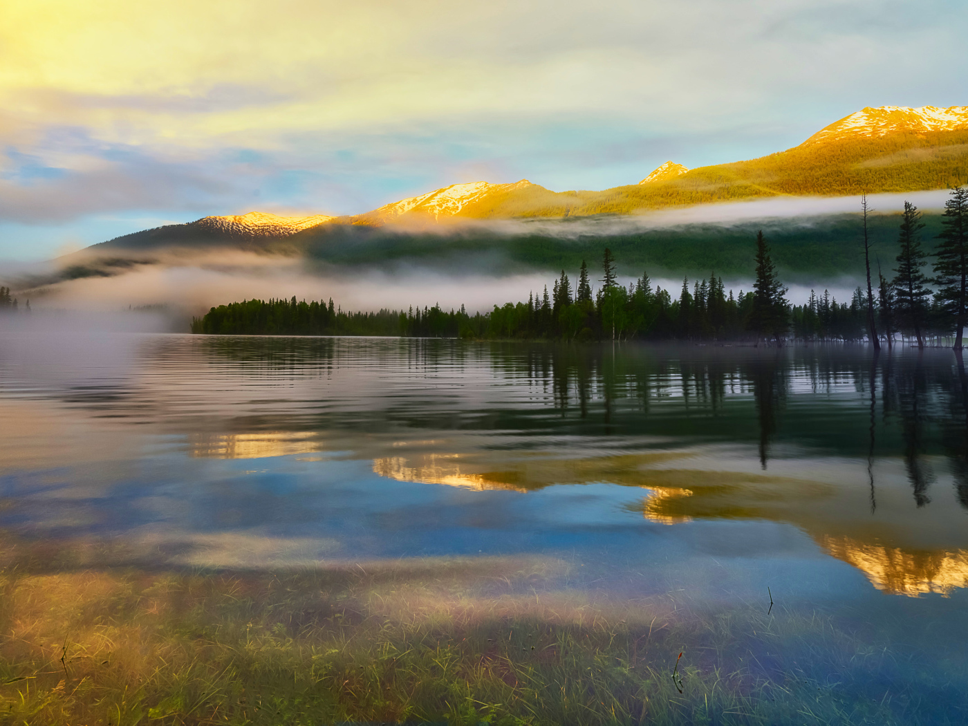 Утренний туман над водой на рассвете в горах 