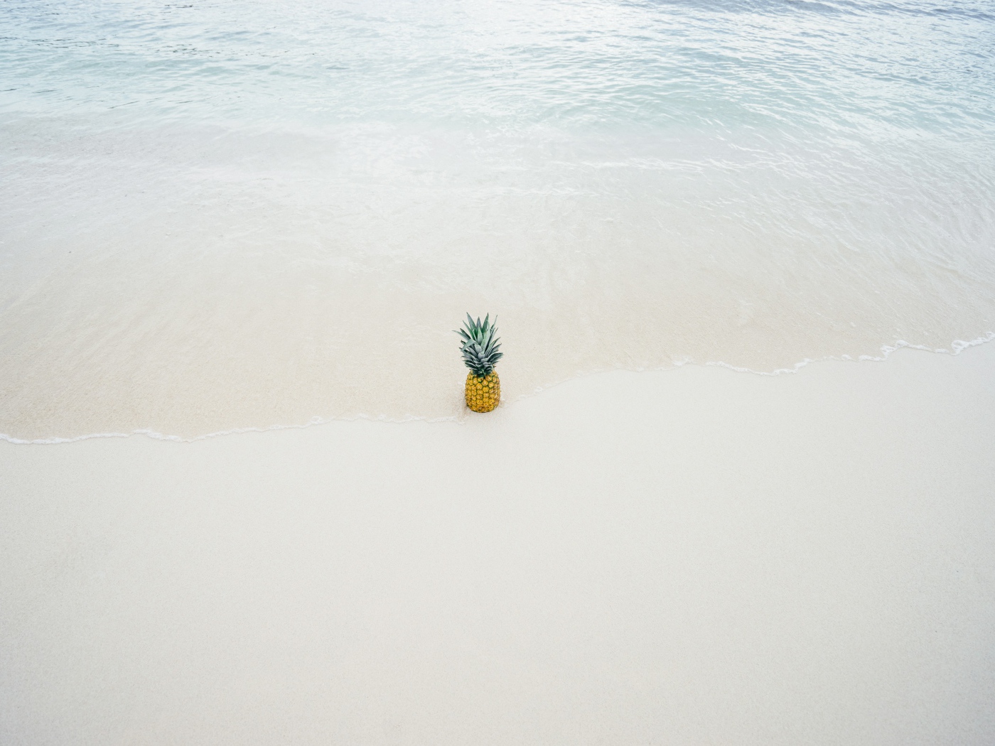 Ананас в волнах прибоя