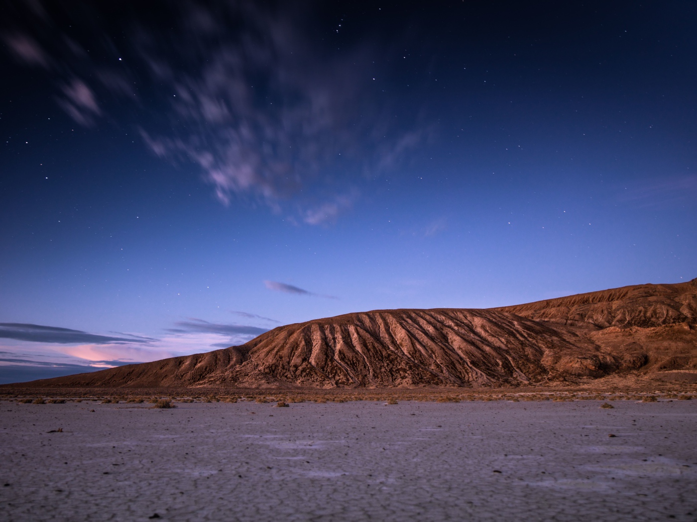 Скалы под красивым голубым небом вечером