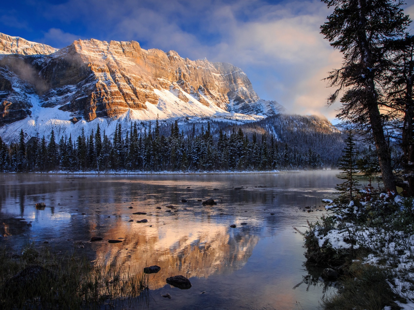 Покрытые снегом горы у заледеневшего озера
