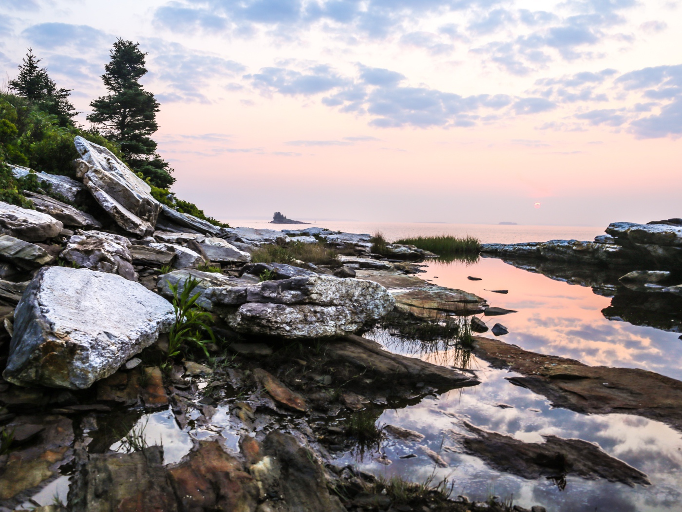 Камни на берегу под красивым небом 