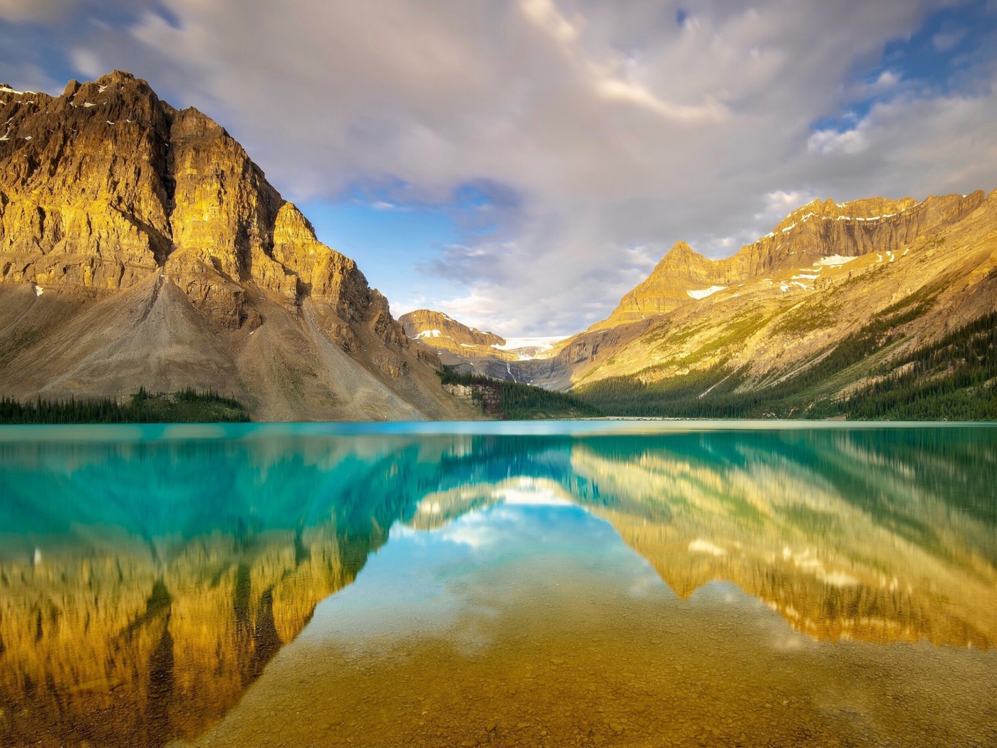 Горы отражаются в чистой воде озера
