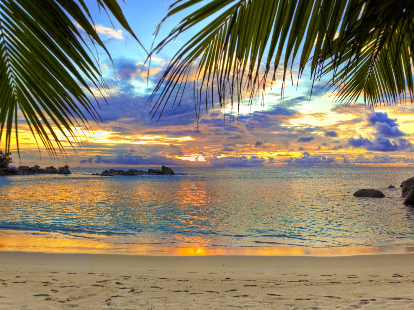 Красивый закат в небе на тропическом пляже 