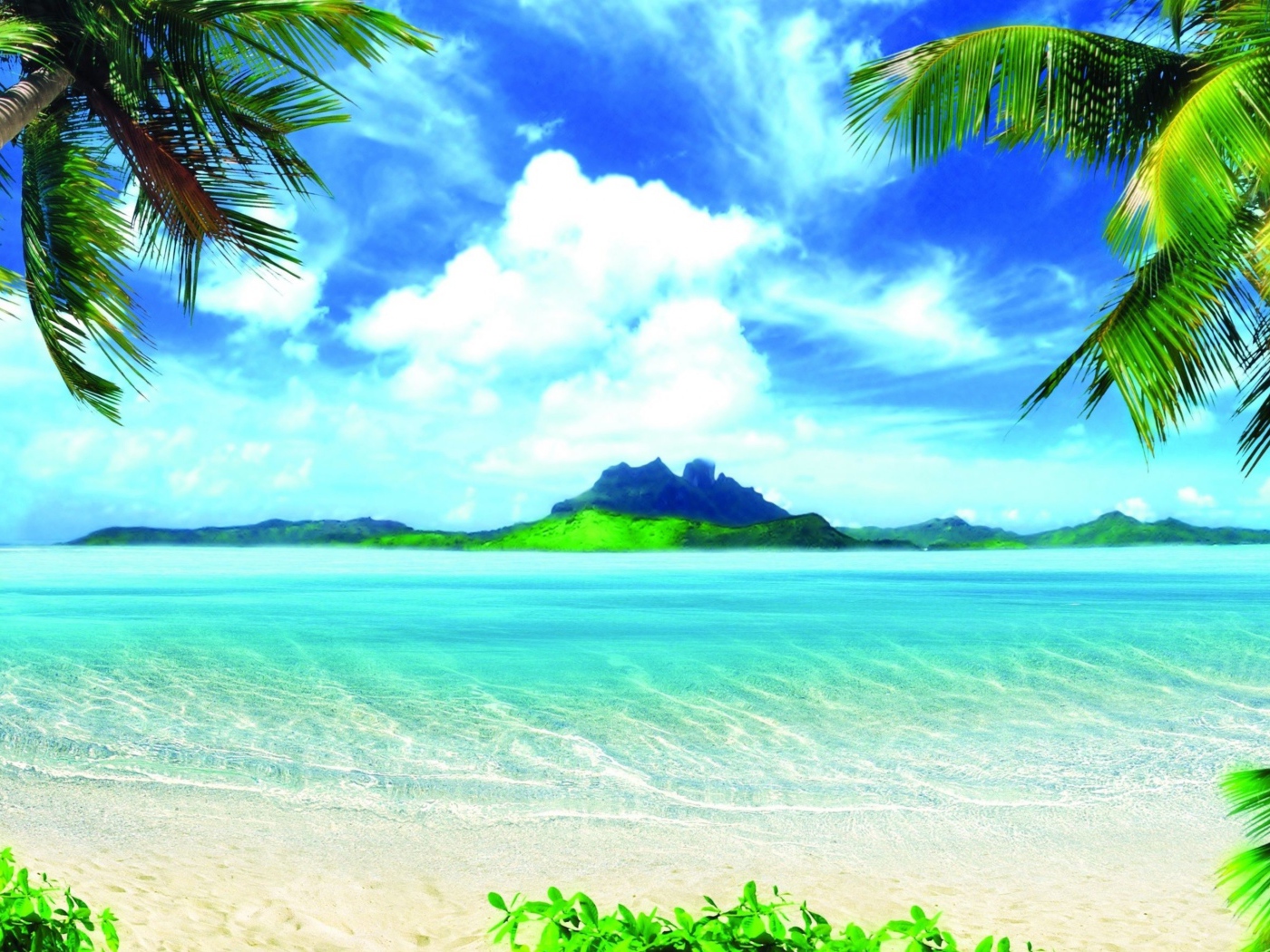 Красивый тропический пляж под голубым небом с белыми облаками